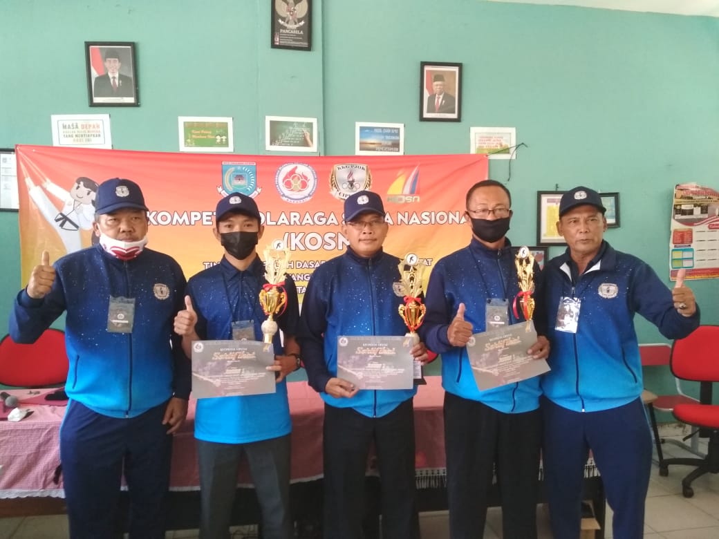 Guru Pembina Pencak Silat Mewakili Pengambilan Piala dan Sertifikat